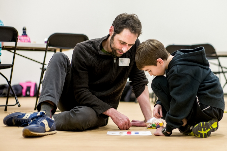 Dan Finkel ’02 works one-on-one with a student.